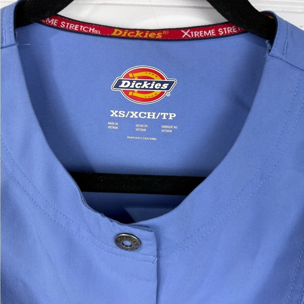 Dickies women’s baby blue long sleeve snap front scrub top. Size XS. - Picture 3 of 6